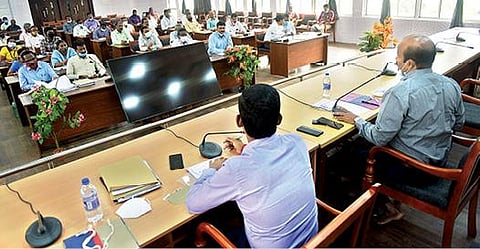 வேலூர் விமான நிலையம் விரிவாக்க பணிக்காக நில எடுப்பு செய்வது தொடர்பாக, வேலூர் மாவட்ட ஆட்சியர் அலுவலகத்தில் ஆட்சியர் சண்முகசுந்தரம் தலைமையில் ஆலோசனை கூட்டம் நடந்தது. இதில், மாவட்ட வருவாய் அலுவலர் பார்த்தீபன் உள்ளிட்ட துறைசார்ந்த அலுவலர்கள் கலந்துகொண்டனர். படம்:வி.எம்.மணிநாதன்.