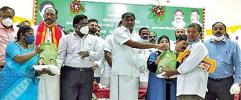 திருப்பத்தூர் மாவட்டத்தில் கட்டுமான தொழிலாளர்களுக்கு பொங்கல் பரிசு தொகுப்பினை வழங்கிய அமைச்சர்கள் கே.சி.வீரமணி, நிலோபர்கபீல். அருகில், மாவட்ட ஆட்சியர் சிவன்அருள் உள்ளிட்டோர்.படம். ந.சரவணன்.