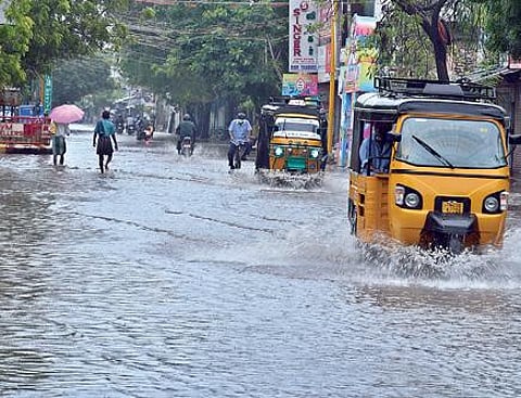 தூத்துக்குடியில் பெய்த தொடர் கனமழை காரணமாக டபிள்யூஜிசி சாலையில் பெருக்கெடுத்து ஓடிய மழைநீர். படம்: என்.ராஜேஷ்
