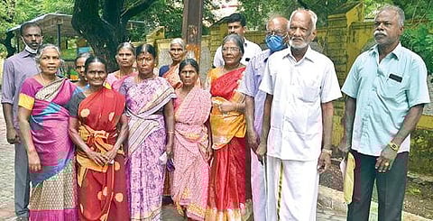 சிவந்திபுரம் ஊராட்சி புலவன்பட்டி வாய்க்காலில் கிடப்பில் போடப்பட்டுள்ள இணைப்புப் பாலம் கட்டும் பணியை விரைவாக முடிக்கக் கோரி திருநெல்வேலி ஆட்சியர் அலுவலகத்தில் மனு அளிக்க வந்த மக்கள். படம்: மு. லெட்சுமி அருண்.