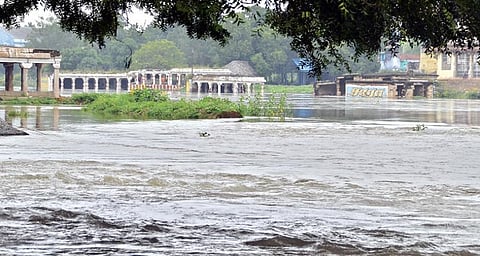 பாபநாசம், மணிமுத்தாறு அணைகளில் இருந்து விநாடிக்கு 4,200 கனஅடி தண்ணீர் திறந்து விடப்பட்டுள்ளதால் தாமிரபரணியில் கடும் வெள்ளப்பெருக்கு ஏற்பட்டுள்ளது. திருநெல்வேலி கொக்கிரகுளம் பகுதியில் ஆற்றுக்குள் இருக்கும் மண்டபங்களை மூழ்கடித்தவாறு தண்ணீர் பெருக்கெடுத்து பாய்கிறது. படம்: மு. லெட்சுமி அருண்.