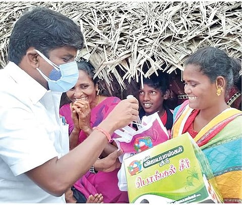 புதுக்கோட்டை மாவட்டம் அன்னவாசல் அருகே நேற்று ஒரு குடும்பத்துக்கு பொங்கல் பரிசு பொருட்களை வழங்குகிறார் அமைச்சர் சி.விஜயபாஸ்கர்.