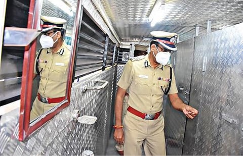 காவலர்களுக்கு வழங்கப்பட்டுள்ள நடமாடும் கழிவறை வாகனத்தை மாநகர காவல் ஆணையர் செந்தில்குமார் பார்வையிட்டார்.