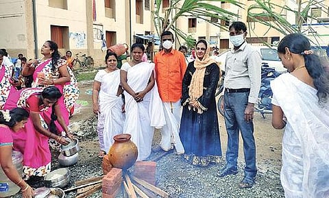 தமிழ்நாடு குடிசை மாற்று வாரியம் மற்றும் சென்னை ஆறுகள் சீரமைப்பு அறக்கட்டளை சார்பில் பெரும்பாக்கம் குடிசை மாற்று வாரிய குடியிருப்பில் நடை பெற்ற சுகாதார பொங்கல் விழாவில் மத பேதமின்றி பொங்கலிட்ட பொதுமக்கள்.