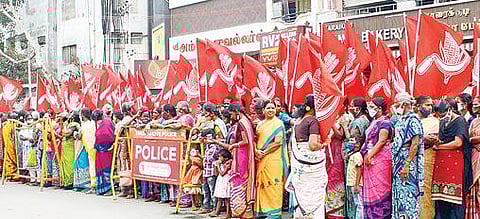 திருப்பூர் மாநகராட்சி அலுவலகம் எதிரே நேற்று நடைபெற்ற ஆர்ப்பாட்டத்தில் பங்கேற்றவர்களில் ஒரு பகுதியினர்.