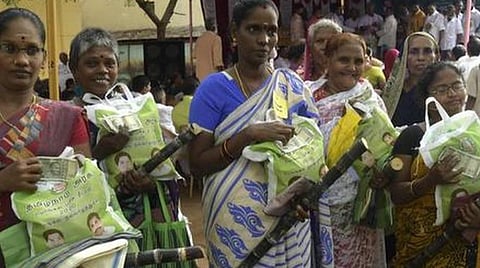 அரிசி குடும்ப அட்டைதாரர்களுக்கு வழங்கப்படும் ரூ,2,500 ரொக்கம், பொங்கல் தொகுப்பை ஜன. 25-ம் தேதி வரை பெறலாம்: உணவுப் பொருள் வழங்கல் ஆணையர் அறிவிப்பு