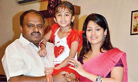 நடிகை குட்டி ராதிகாவுடன் குமாரசாமி