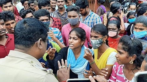 சிவகங்கை மாவட்ட ஆட்சியர் அலுவலகம் முன்பு, லேப்டாப் கேட்டு போராடிய மாணவிகளுக்கும், போலீஸாருக்கும் இடையே வாக்குவாதம் ஏற்பட்டது.