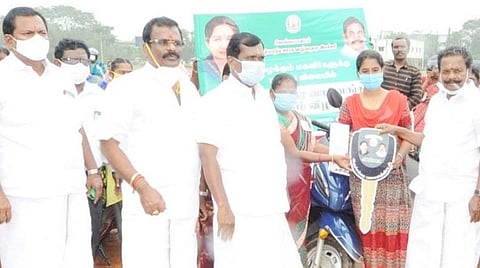 சிவகங்கை மாவட்ட ஆட்சியர் வளாகத்தில் பெண்களுக்கு மானியவிலை இருசக்கர வாகன சாவியை அமைச்சர் ஜி.பாஸ்கரன் வழங்கினார். அருகில் மாவட்ட ஆட்சியர் பி.மதுசூதன் ரெட்டி, எம்எல்ஏ நாகராஜன்.