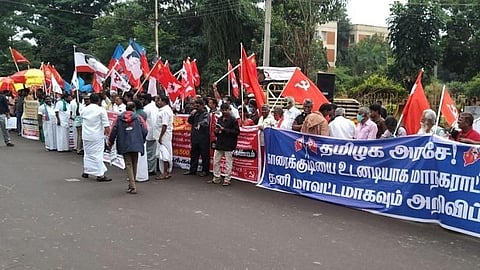காரைக்குடியை மாநகராட்சியாகவும், தனி மாவட்டமாகவும் அறிவிக்க வலியுறுத்தி பல்வேறு அமைப்பினர் சார்பில் போராட்டம் நடந்தது.