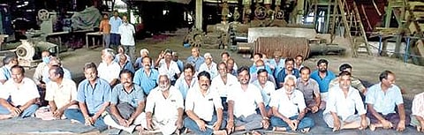 செய்யாறு கூட்டுறவு சர்க்கரை ஆலையில் உள்ளிருப்பு போராட்டத்தில் ஈடுபட்டுள்ள தொழிலாளர்கள்.