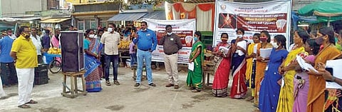 திருப்பத்தூர் புதிய பேருந்து நிலையத்தில் பிளாஸ்டிக் கழிவுகளை வழங்குவது குறித்த விழிப்புணர்வு நிகழ்ச்சி ஆணையாளர் சத்தியநாதன் தலைமையில் நகராட்சி ஊழியர்கள் விழிப்புணர்வு ஏற்படுத்தினர்.