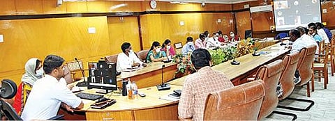 தி.மலையில் நேற்று நடந்த கல்லூரி வளாக தூதுவர்களுடன் ஆன்லைன் மூலம் ஆலோசனைக் கூட்டத்தில் பேசும் மாவட்ட ஆட்சியர் சந்தீப் நந்தூரி.