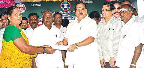 தி.மலை அடுத்த வேங்கிக்காலில் பால் உற்பத்தியாளருக்கு போனஸ் தொகை வழங்கிய மாவட்ட ஆவின் தலைவர் அக்ரி எஸ்.எஸ்.கிருஷ்ணமூர்த்தி.