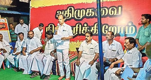 திருப்பத்தூர் புதுப்பேட்டை சாலையில் நடைபெற்ற மக்கள் கிராம சபை கூட்டத்தில் பேசும் தி.மலை நாடாளுமன்ற உறுப்பினர் சி.என்.அண்ணாதுரை. அருகில், மாவட்ட பொறுப்பாளர் தேவராஜ், நகர செயலாளர் எஸ்.ராஜேந்திரன் உள்ளிட்டோர்.படம்:ந.சரவணன்.