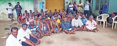 கடலூரில் கூலி உயர்வு கேட்டு டாஸ்மாக் சுமைப்பணி தொழிலாளர்கள் வேலை நிறுத்த போராட்டத்தில் ஈடுபட்டனர்.