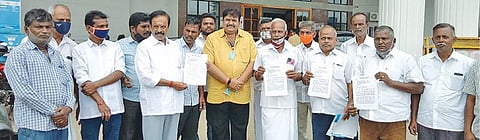 ஒரே பகுதியை பல வார்டுகளாக பிரிக்க எதிர்ப்பு ஆட்சியரிடம் கரட்டாங்காடு மக்கள் ஆட்சேபனை