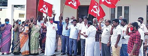 திருப்பூர் மாநகரில் ஸ்மார்ட் சிட்டி பணிகளால் அடிப்படை வசதிகளுக்கு அவதிப்படும் பொதுமக்கள் மாநகராட்சி 2-வது மண்டல அலுவலகத்தை மார்க்சிஸ்ட் கம்யூ. கட்சியினர் முற்றுகை