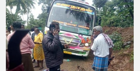 மின் கம்பியில் பேருந்து உரசி 4 பேர் பலி: மனித உரிமை ஆணையம் வழக்குப் பதிவு, நோட்டீஸ்