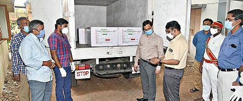 சேலம் மாவட்டத்துக்கு முதல்கட்டமாக வந்துள்ள கரோனோ தடுப்பூசி மருந்துகளை ஆட்சியர் ராமன் பார்வையிட்டார்.