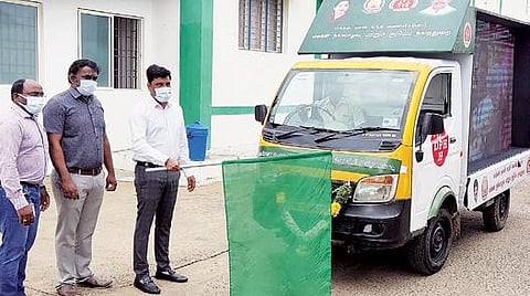 கள்ளக்குறிச்சி மாவட்டத்தில் கரோனா தொற்று குறித்து விழிப்புணர்வு வாகனத்தை ஆட்சியர் கிரண் குராலா கொடியசைத்து தொடங்கி வைத்தார்.