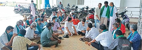 பேச்சுவார்த்தை உடன்பாட்டை அதிகாரிகள் மீறியதாகக் கூறி ஆட்சியர் அலுவலகத்தில் விவசாயிகள் காத்திருப்புப் போராட்டம்