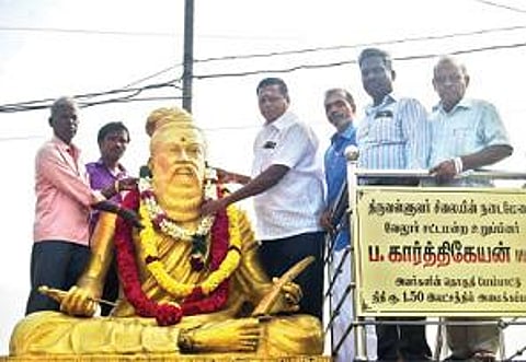 திருவள்ளுவர் தினத்தையொட்டி, வேலூர் பழைய பேருந்து நிலையத்தில் உள்ள திருவள்ளுவர் சிலைக்கு திமுக சார்பில் நாடாளுமன்ற உறுப்பினர் கதிர்ஆனந்த், சட்டப்பேரவை உறுப்பினர்கள் நந்தகுமார், கார்த்திகேயன் ஆகியோர் மாலை அணிவித்து மரியாதை செலுத்தினர். அடுத்த படம்: திருவள்ளுவர் சிலைக்கு மாலை அணிவித்து மரியாதை செலுத்திய வணிகர் சங்கங்களின் பேரமைப்பினர். கடைசிப் படம்: திருவள்ளுவர் சேவா சங்கம் சார்பில் கவுரவத் தலைவர் செல்வராஜ் மாலை அணிவித்து மரியாதை செலுத்தினார். அருகில், நிறுவனத் தலைவர் தர் உள்ளிட்டோர்.