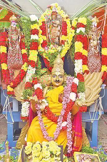 கிருஷ்ணகிரி புதுப்பேட்டை நவநீத வேணுகோபால சுவாமி கோயிலில், கருட வாகனத்தில் ருக்மணி, சத்யபாமா சமேதராய் அருள்பாலித்த கிருஷ்ணன்.