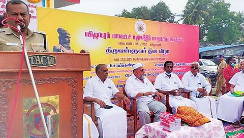 விழுப்புரம் மாவட்ட சமூக நீதி பாதுகாப்பு இயக்கம் சார்பில் நடைபெற்ற திருவள்ளுவர் தின விழாவில் எஸ்பி ராதாகிருஷ்ணன் பேசுகிறார்.