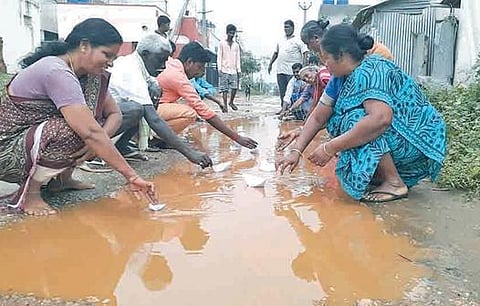 சாலையில் தேங்கிய மழைநீரில்காகித கப்பல் விடும் போராட்டம்
