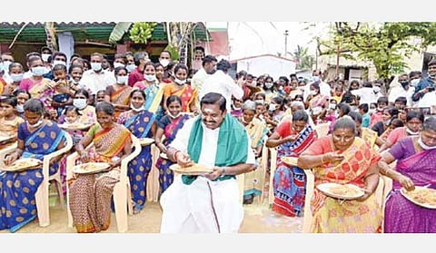 கிராம மக்களுடன் முதல்வர் பொங்கல் கொண்டாட்டம்