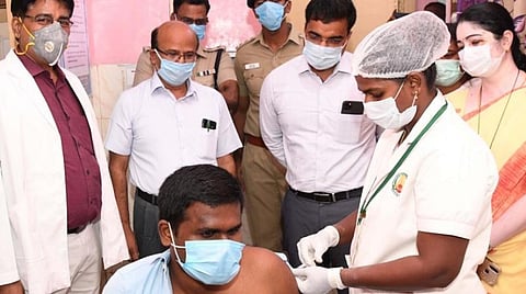 முதல் கட்டமாக 13,100 டேஸ் மருந்து வருகை: தூத்துக்குடியில் 4 இடங்களில் கரோனா தடுப்பூசி போடும் பணி தொடக்கம் பாதுகாப்பானது என மாவட்ட ஆட்சியர் தகவல்