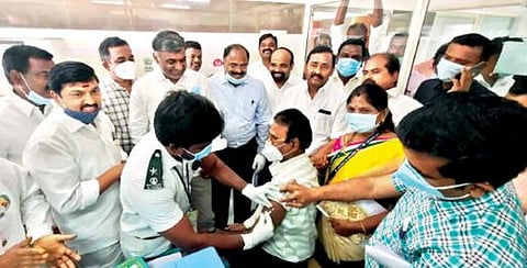 கரோனாவை தடுக்க நாடு முழுவதும் நேற்று முதல் தடுப்பூசி போடும் முகாம் தொடங்கியது. அதன்படி, திருப்பத்தூர் அரசு மருத்துவமனையில் நடைபெற்ற முகாமை அமைச்சர் கே.சி.வீரமணி தொடங்கி வைத்தார். அருகில், மாவட்ட ஆட்சியர் சிவன் அருள் உள்ளிட்டோர். அடுத்த படம்: வேலூர் அரசு மருத்துவக் கல்லூரி மருத்துவமனையில் முன்கள பணியாளர்களுக்கு கரோனா தடுப்பூசி போடும் முகாமை மாவட்ட வருவாய் அலுவலர் பார்த்தீபன் தொடங்கி வைத்தார். அருகில், மருத்துவ கல்லூரி முதல்வர் செல்வி உள்ளிட்டோர். கடைசிப்படம்: ராணிப்பேட்டை மாவட்டம் புன்னை மேம்படுத்தப்பட்ட அரசு ஆரம்ப சுகாதார நிலையத்தில் கரோனா தடுப்பூசி மருந்து போடும் முகாமை தொடங்கி வைத்த ஆட்சியர் கிளாட்ஸ்டன் புஷ்பராஜ்.