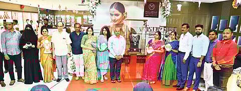 வேலூர் மலபார் கோல்டில் நகை கண்காட்சி திறப்பு விழாவில் பங்கேற்றவர்கள்.