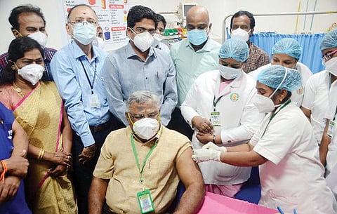 ஆசாரிபள்ளம் அரசு மருத்துவக் கல்லூரி மருத்துவமனையில் கரோனா தடுப்பூசி போடும் பணியை குமரி ஆட்சியர் மா.அரவிந்த் தொடங்கி வைத்தார்.