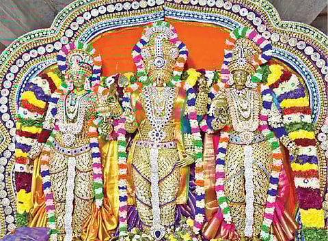 காணும் பொங்கலை முன்னிட்டு, சேலம் நெத்திமேடு கரியபெருமாள் கரட்டில் உள்ள ஞான தண்டாயுதபாணி கோயில் மண்டபத்தில் வள்ளி, தெய்வானை சமேத முருகன் ரத்தின அலங்காரத்தில் பக்தர்களுக்கு அருள்பாலித்தார்.