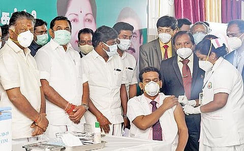 மதுரை அரசு மருத்துவமனையில் முதல் தடுப்பூசி போட்டுக் கொண்ட தமிழ்நாடு அரசு மருத்துவர்கள் சங்கத் தலைவர் செந்தில். படம்:ஆர்.அசோக்