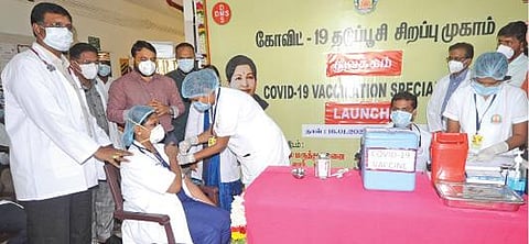 கடலூர் அரசு தலைமை மருத்துவமனையில் கரோனா தடுப்பூசி முகாமை மாவட்ட ஆட்சியர் சந்திரசேகர் சாகமூரி தொடக்கி வைத்து, மருத்துவ முன்களப் பணியாளர்களுக்கு தடுப்பூசி போடுவதை பார்வையிட்டார்.