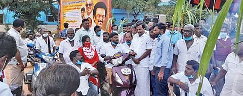 நெய்வேலியில் மாற்றுத் திறனாளிகள் சங்கங்களின் கூட்டமைப்பு சார்பில் நடைபெற்ற சமத்துவ பொங்கல் விழாவில் கலந்து கொண்ட சபா ராஜேந்திரன் எம்எல்ஏ நலத்திட்ட உதவிகளை வழங்கினார்.