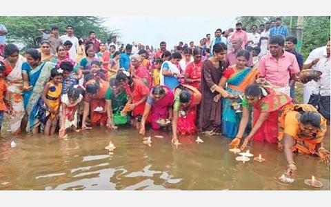 வத்தலகுண்டு அருகே கீழக்கோவில்பட்டியில் நடந்த சிறுவீட்டு பொங்கல்விழாவில் மருதாநதி ஆற்றில் தீபம் விட்டு வழிபட்ட பெண்கள்.