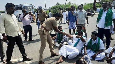 சிதம்பரம் புறவழிச்சாலையில் முளைத்த நெற்பயிருடன் விவசாயிகள் சாலைமறியல் போராட்டத்தில் ஈடுபட்டனர்.