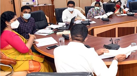 தூத்துக்குடி மாவட்ட ஆட்சியர் அலுவலக வளாகத்தில் வாக்காளர் பட்டியல் திருத்தம் தொடர்பாக நடைபெற்ற ஆய்வுக் கூட்டத்தில் தேர்தல் ஆணைய சிறப்பு பார்வையாளர் பா.ஜோதி நிர்மலா சாமி பேசினார். படம்: என்.ராஜேஷ்