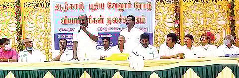 ராணிப்பேட்டையில் நடைபெற்ற வணிகர் சங்க பேரமைப்பு ஆலோசனை கூட்டத்தில் பேசும் அதன் தலைவர் விக்கிரமராஜா.