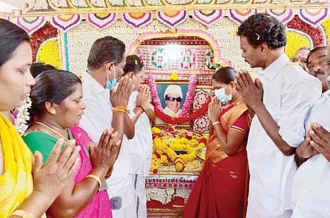 சங்கரன்கோவிலில் எம்ஜிஆர் படத்துக்கு அமைச்சர் வி.எம்.ராஜலெட்சுமி மாலை அணிவித்து மரியாதை செலுத்தினார்.