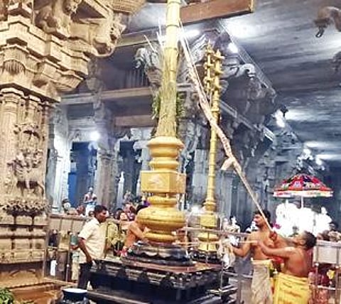 திருவானைக்காவல் ஜம்புகேஸ்வரர் கோயிலில் நேற்று நடைபெற்ற தை தெப்பத் திருவிழா கொடியேற்றம். (அடுத்த படம்) அகிலாண்டேஸ்வரி சமேத ஜம்புகேஸ்வரர்.