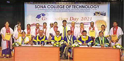 சேலம் சோனா தொழில்நுட்பக் கல்லூரியில் நடைபெற்ற பட்டமளிப்பு விழாவில், பங்கேற்ற கல்லூரி நிர்வாகிகள் மற்றும் சிறப்பு விருந்தினர்களுடன் முனைவர் பட்டம் பெற்ற மாணவ, மாணவிகள்.