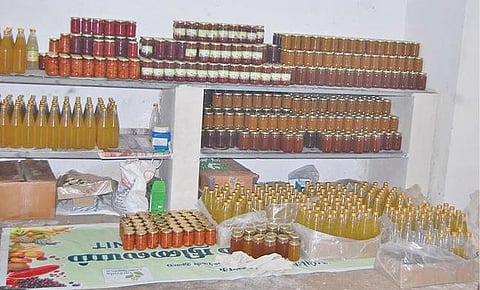 கருமந்துறை தோட்டக்கலைத் துறை அரசுப் பண்ணையில் தயார் செய்யப்பட்ட மதிப்பு கூட்டப்பட்ட ஜாம், பழச்சாறு மற்றும் ஊறுகாய் விற்பனைக்கு அடுக்கி வைக்கப்பட்டுள்ளன.