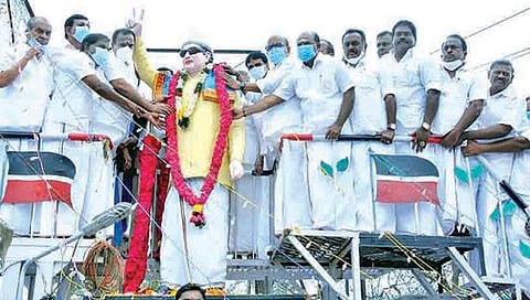 எம்ஜிஆர் சிலைக்கு அதிமுகவினர் மரியாதை