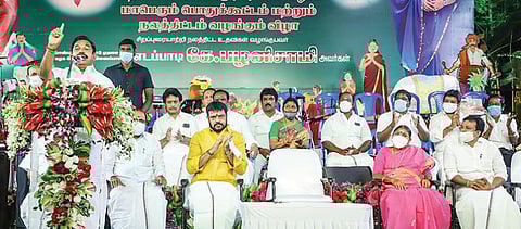 சென்னை அசோக் நகரில் எம்ஜிஆர் பிறந்த நாள் விழா பொதுக்கூட்டம் மற்றும் நலத்திட்ட உதவிகள் வழங்கும் விழா நேற்று நடைபெற்றது. இக்கூட்டத்தில் பேசுகிறார் முதல்வர் பழனிசாமி.