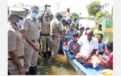 தூத்துக்குடி முத்தம்மாள் காலனி ராம்நகரில் வீடுகளை வெள்ளம் சூழ்ந்ததால் பரிதவித்த மக்களுக்கு எஸ்பி ஜெயக்குமார் படகு வசதி ஏற்பாடு செய்து கொடுத்தார். அத்தியாவசியப் பொருட்கள் வாங்குவதற்காக அப்படகில் செல்லும் மக்கள்.